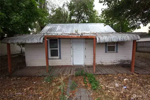 9 N Douglas St, Omak, WA 98841