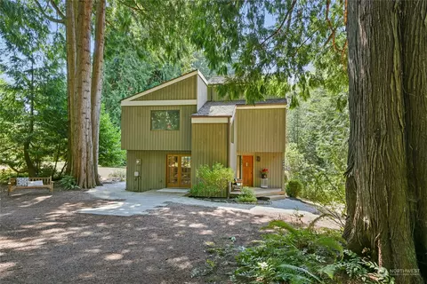 9995 NE Beach Crest Dr, Bainbridge Island, WA 98110