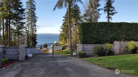 27 10th Ave S, Des Moines, WA 98198