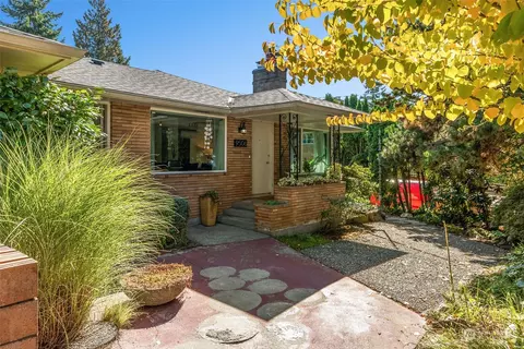 9506 17th Ave NW, Seattle, WA 98117