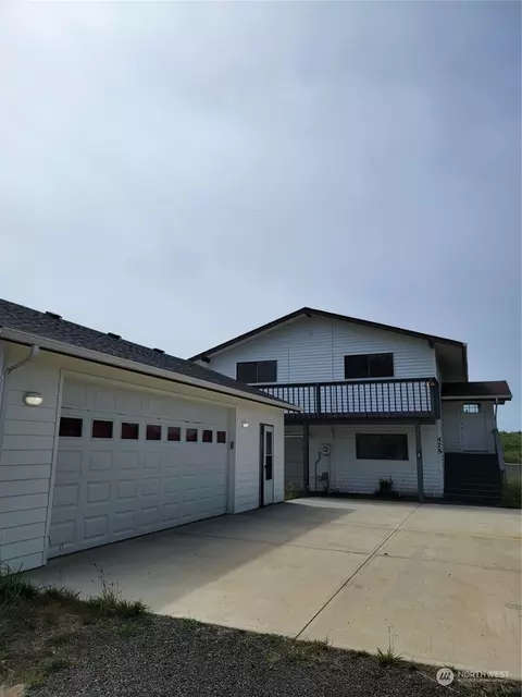 425 Ocean Shores Blvd NW, Ocean Shores, WA 98569