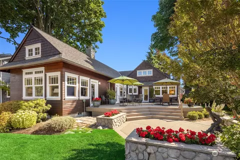 911 Cherry Ave NE, Bainbridge Island, WA 98110