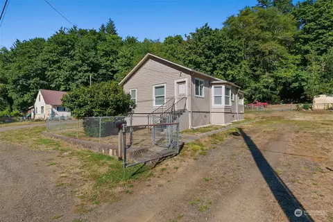 1449 Larch St, Raymond, WA 98577