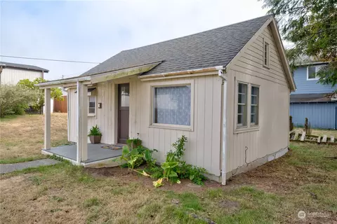 307 9th St SE, Long Beach, WA 98631