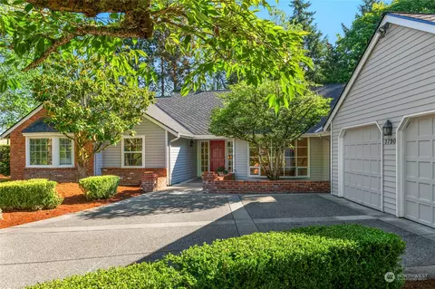 2790 NE 85th Pl, Clyde Hill, WA 98004