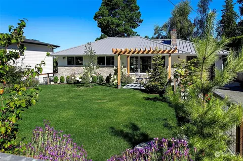 9120 NE 32nd St, Yarrow Point, WA 98004