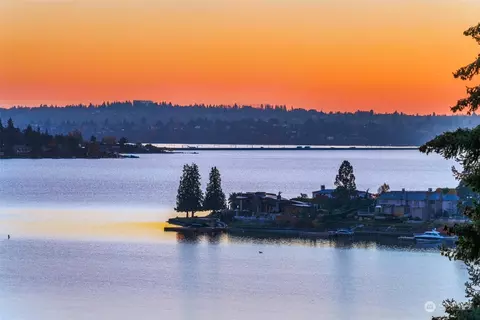 9537 NE Lake Washington Blvd, Bellevue, WA 98004
