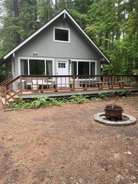 221 N Dow Creek Dr, Hoodsport, WA 98548