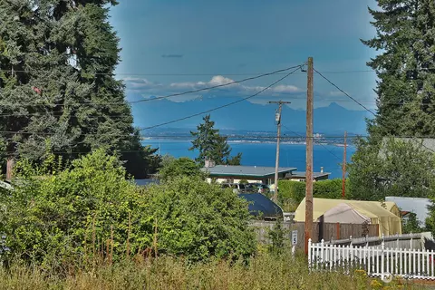 6878 Helena St, Clinton, WA 98236