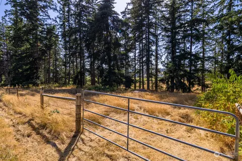 9 Hanstad Rd, Camano Island, WA 98282