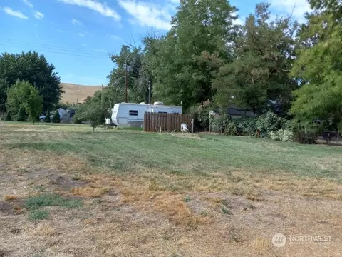 609 Tucannon St, Starbuck, WA 99359