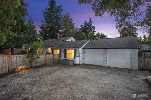 13555 Roosevelt Way N, Seattle, WA 98133