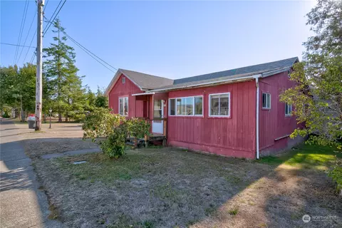 817 State Route 101, Chinook, WA 98614