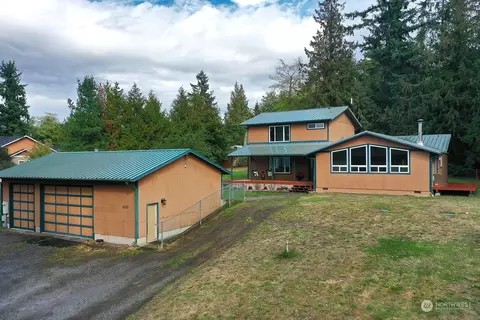6223 Sunlight Shores Ln, Clinton, WA 98236