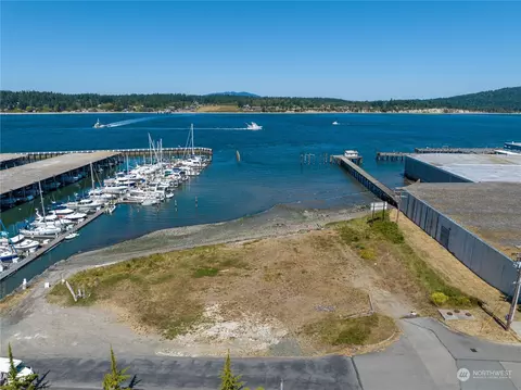 1502 5th St, Anacortes, WA 98221