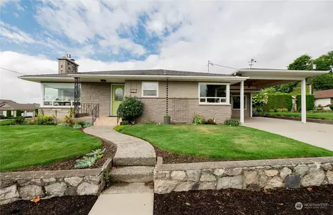 114 S 8th St, Lynden, WA 98264