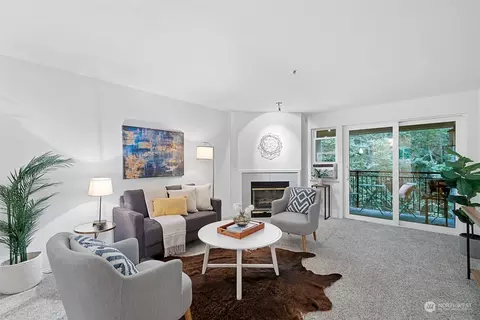 250 NW Dogwood St #D304, Issaquah, WA 98027