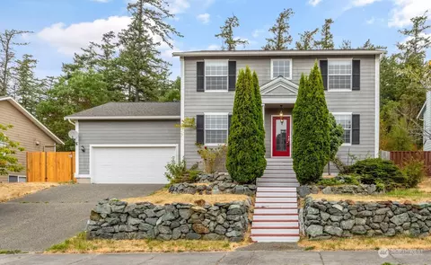906 SW Eagle Vista Ave, Oak Harbor, WA 98277