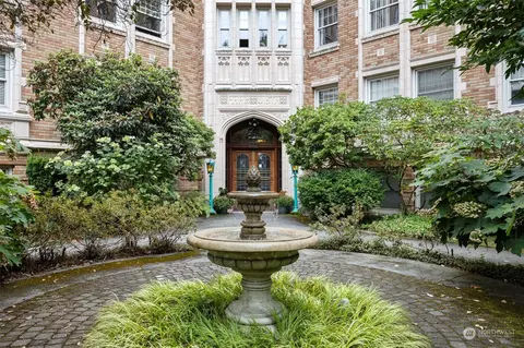 5810 Cowen Pl NE #410, Seattle, WA 98105
