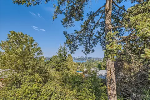 7239 SE 27th St N, Mercer Island, WA 98040
