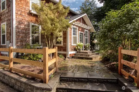 9762 NE Pine St, Bainbridge Island, WA 98110