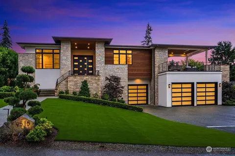 9515 NE 30th St, Clyde Hill, WA 98004