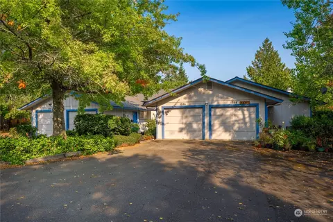 1086 Ihland Pl NE, Bainbridge Island, WA 98110