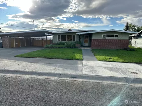 2070 S Crestmont Dr, Moses Lake, WA 98837