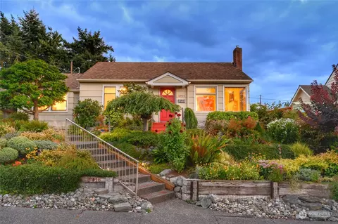 2015 10th St, Anacortes, WA 98221