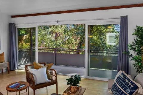 465 Winslow Way E #211, Bainbridge Island, WA 98110