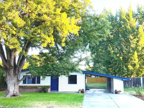 423 SE 4th St, College Place, WA 99324