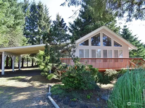726 Island Cir SE, Ocean Shores, WA 98569