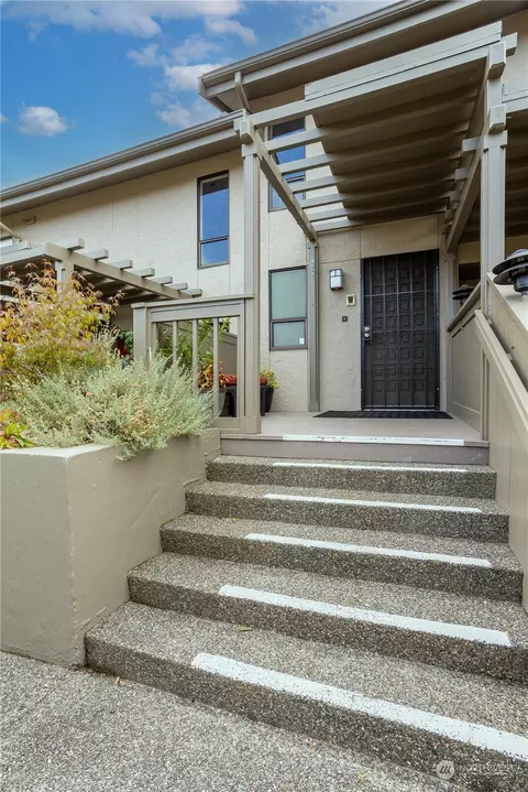 5851 NE Park Point Dr #G303, Seattle, WA 98115