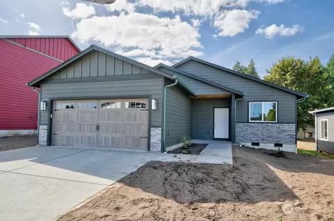 2111 Hawks View Ln, Winlock, WA 98596