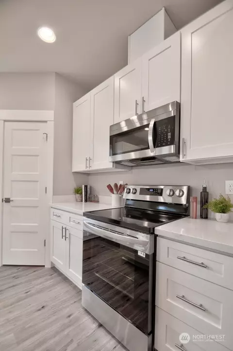 Kitchen - 2113 Hawks View Ln, Winlock, WA 98596 photo 2 of 3