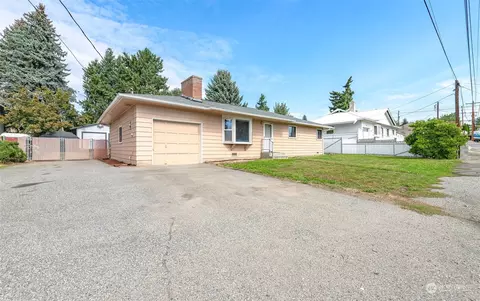 1585 1st St SE, East Wenatchee, WA 98802