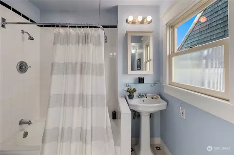 1404 E Harrison St, Seattle, WA 98112 photo 24