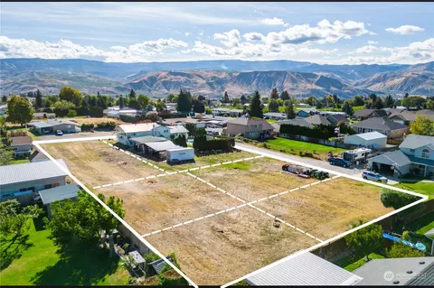 2421 3rd St NE, East Wenatchee, WA 98802