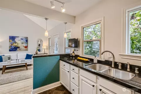 421 10th Ave E #B, Seattle, WA 98102 photo 5