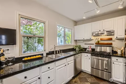 421 10th Ave E #B, Seattle, WA 98102 photo 4