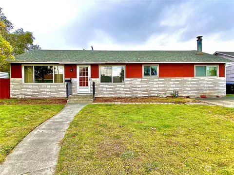 712 W Loop Dr, Moses Lake, WA 98837