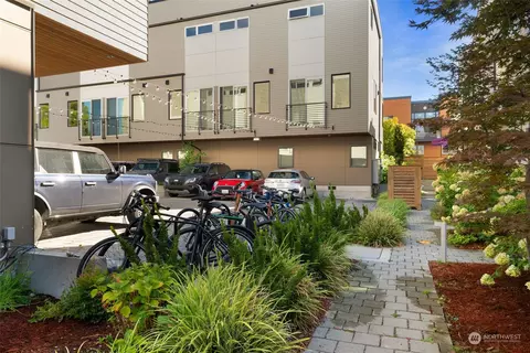 212 18th Ave #E, Seattle, WA 98122