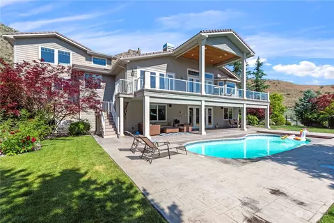 528 Castle Heights Dr, Wenatchee, WA 98801