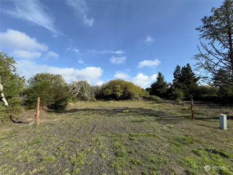 207 S Razor Clam Dr SW, Ocean Shores, WA 98569