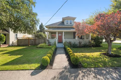 1317 9th St, Anacortes, WA 98221