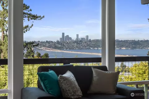 6900 SE 33rd St, Mercer Island, WA 98040