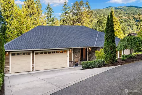1535 Hillside Dr SE, Issaquah, WA 98027