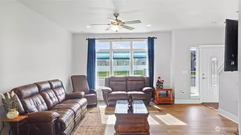 1745 E Madera St, Othello, WA 99344 photo 2