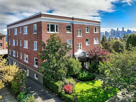 1902 Bigelow Ave N #402, Seattle, WA 98109