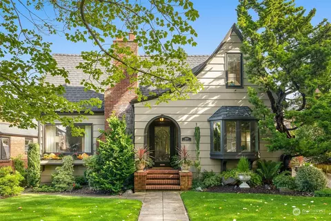 2668 Belvidere Ave SW, Seattle, WA 98126